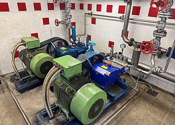 Hochdruckpumpe URACA Gemeinde Hinterstoder Die neue Pumpe (vorne) versorgt die Hutterer Böden zuverlässig mit Wasser. Foto: Gemeinde Hinterstoder